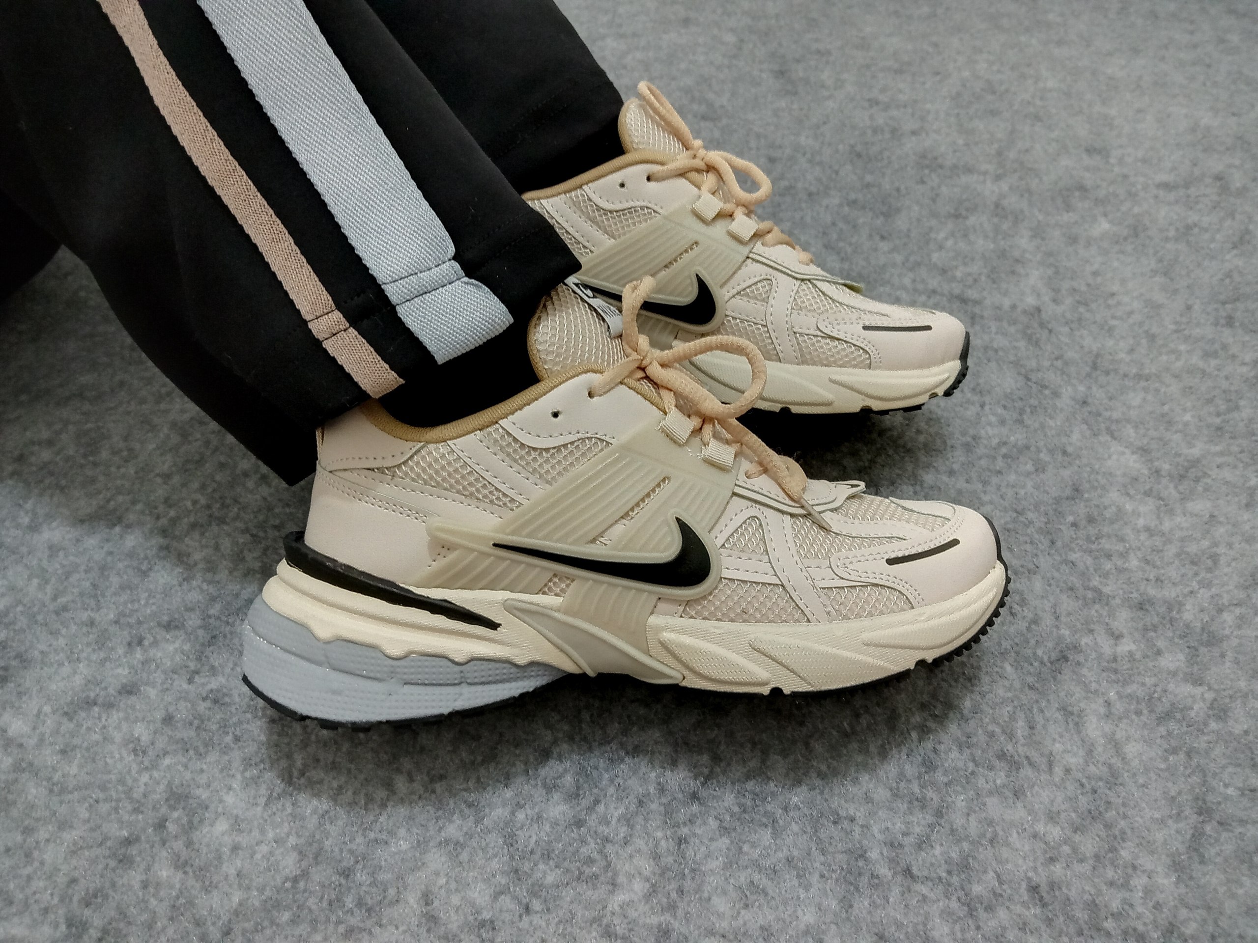 کتونی نایک V2K رنگ موکا (بالاترین کیفیت)