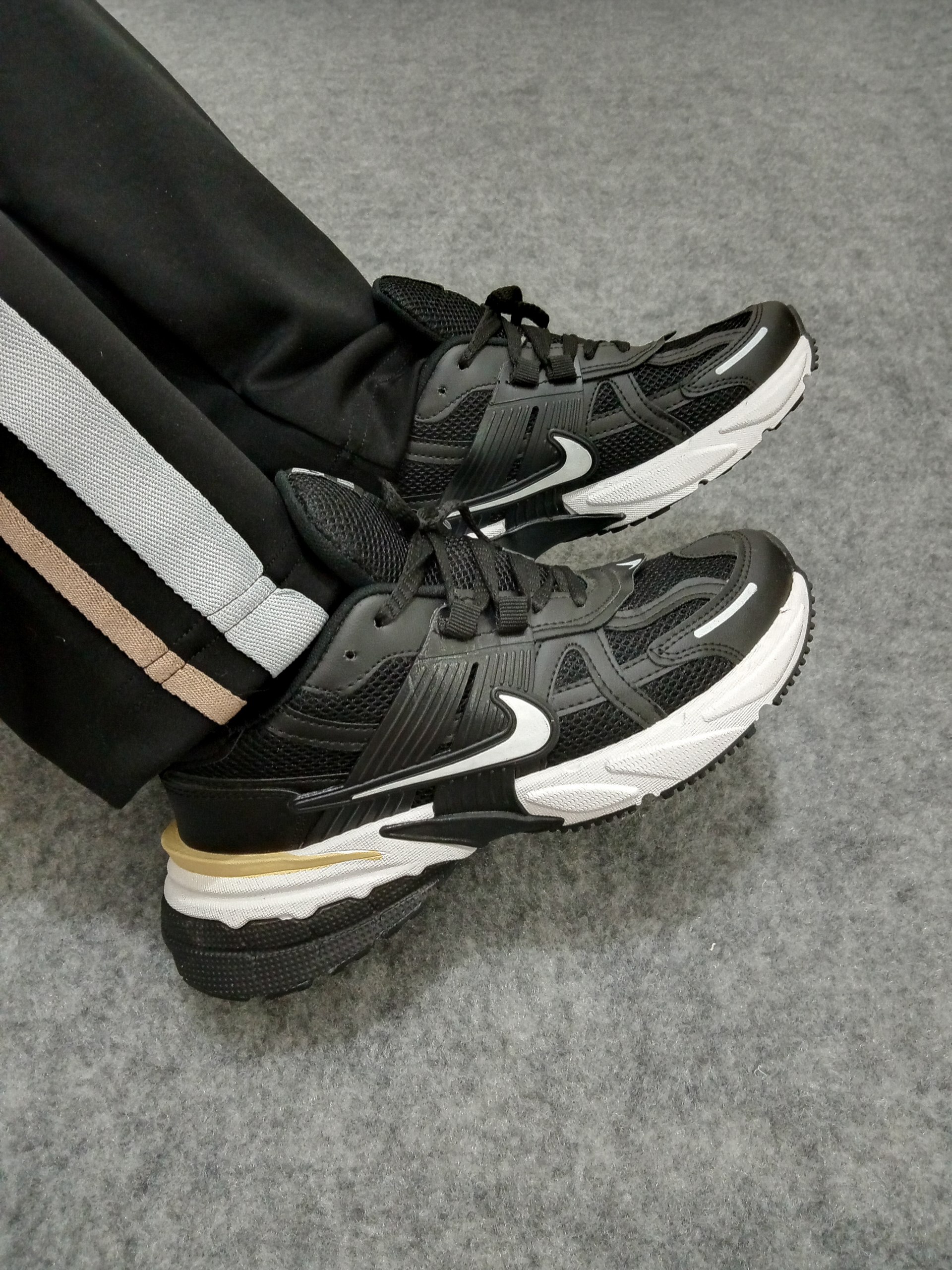 کتونی نایک V2K رنگ مشکی سفید (بالاترین کیفیت)